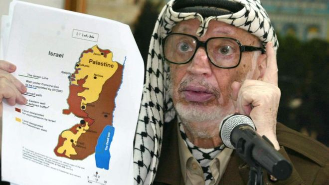 Ясир Арафат с картой Западного берега (файл фото)
