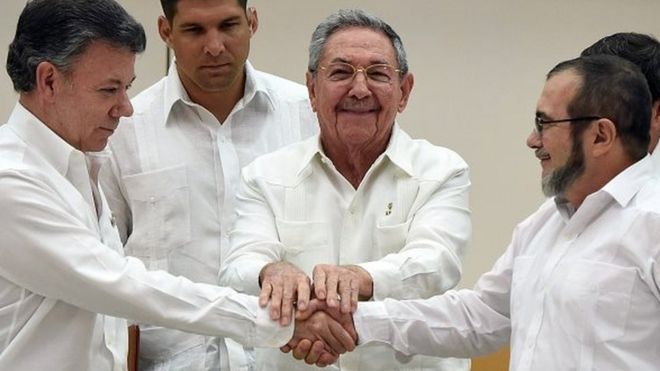 Президент Колумбии Хуан Мануэль Сантос (слева) и глава партизанского отряда ФАРК Тимолеон Хименес, также известный как Тимоченко (справа), пожимают друг другу руки, когда президент Кубы Рауль Кастро (слева) держит их во время встречи в Гаване 23 сентября 2015 года. || |