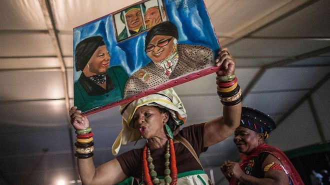 Члены Женской лиги Африканского национального конгресса держат в руках картину, танцуют во время празднования 80-летия стойкого старца Национального конгресса Африки Винни Мадикизела Манделы 26 сентября 2016 года в Соуэто