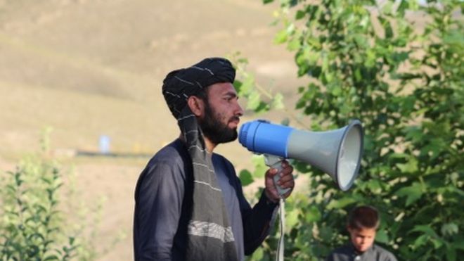 Мохаммад Икбал Хайбер выступает перед толпой в районе Вардак, Афганистан, 14 июня 2018 года