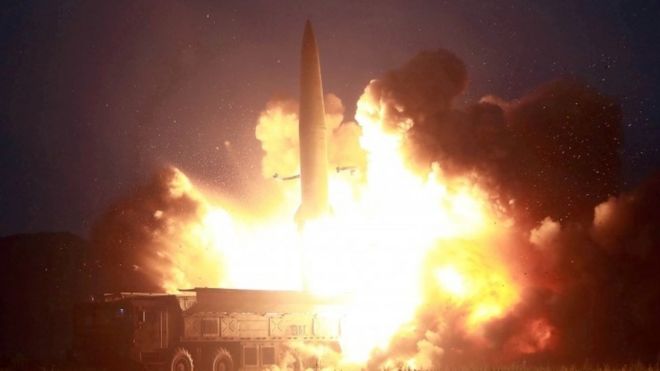 Ракета запускается во время испытаний в неустановленном месте в Северной Корее