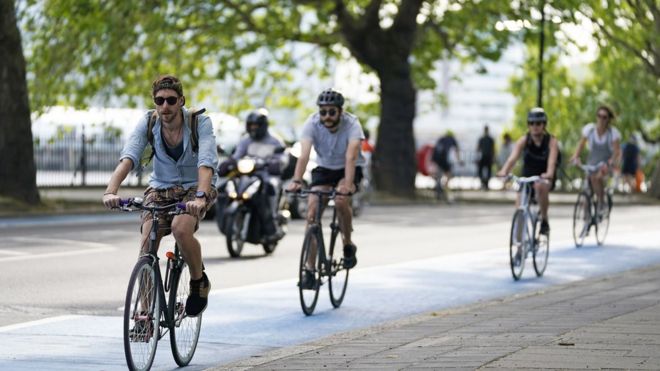 Люди, ездящие на велосипеде в Челси, Лондон, Великобритания