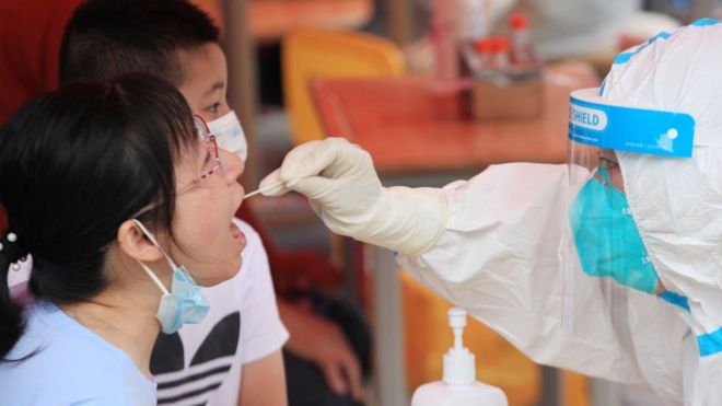 Medical staff take samples for nucleic acid testing at the nucleic acid testing site of Nanjing No.29 Middle School Shogunate Branch in Nanjing, Jiangsu Province, China