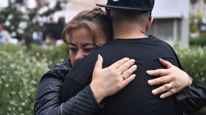 Una mujer abraza a un joven tras el sismo de este lunes en CDMX.