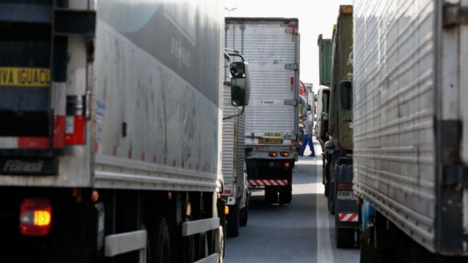 Caminhões parados nesta sexta-feira na Via Dutra, no Rio de Janeiro