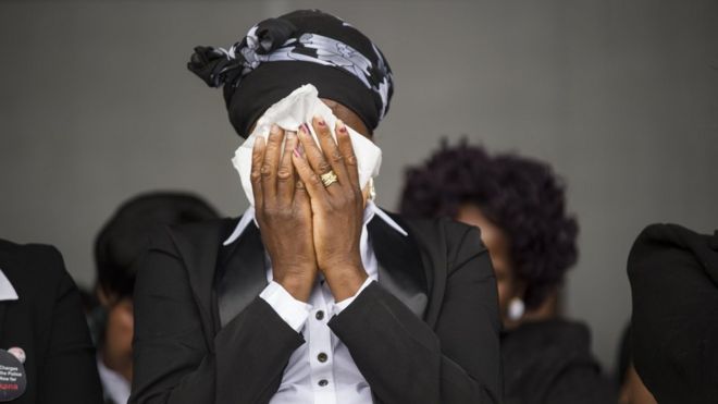 Вдова плачет 16 августа 2014 года в Марикана во время церемонии в память о шахтерах, которые были застрелены южноафриканской полицией во время жестокой волны забастовок два года назад