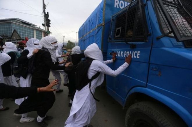 வியாழக்கிழமையன்று ஸ்ரீநகரின் நவக்டல் பகுதியில் ஏற்பட்ட மோதலில் பெண் ஒருவர் காயமடைந்ததாக பிடிஐ செய்திநிறுவனம் கூறுகிறது.