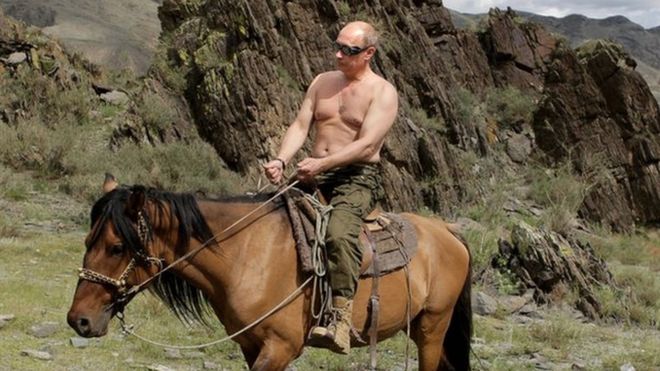 Владимир Путин на коне, на отдыхе под Кызылом на юге Сибири, 3 августа 09