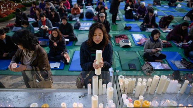 Родители молятся за успехи своих детей в храме в Сеуле