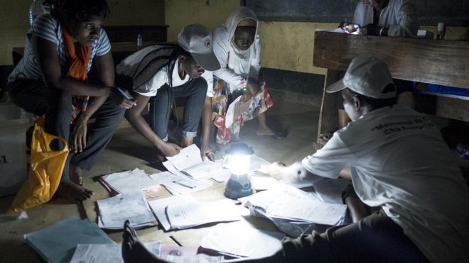 Избиратели подсчитывают голоса при свете факелов в Танзании - октябрь 2015 года