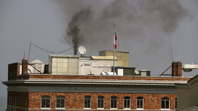 Черный дым поднимается из трубы в российском консульстве, 1 сентября 2017 года в Сан-Франциско, Калифорния