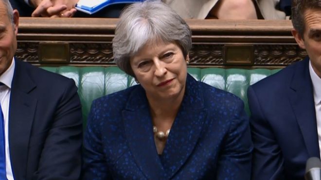 Премьер-министр Великобритании Тереза ​​Мэй (C) слушает в Коммонсе