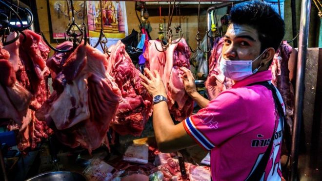 Un vendedor en un mercado mojado en Bangkok