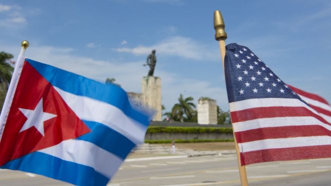 Banderas de Cuba y Estados Unidos.
