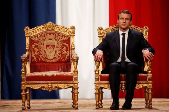 الرئيس الفرنسي، إمانويل ماكرون، يشارك في حفل رسمي لتنصيبه يوم 14 مايو/أيار 2017 بمقر بلدية باريس.