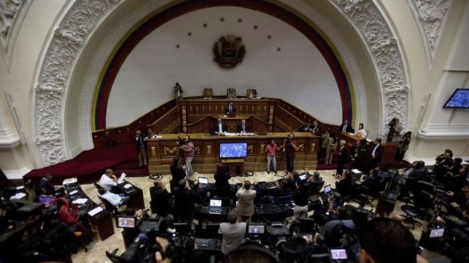 Оппозиционные законодатели аплодируют во время заседания в Национальном собрании в Каракасе, Венесуэла, в понедельник, 9 января 2017 г.