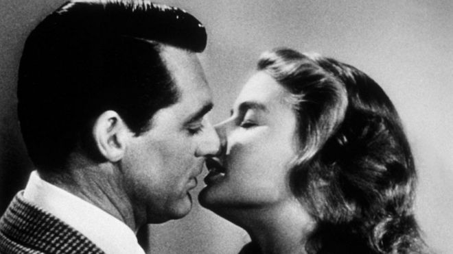 1946: Кэри Грант (1904 - 1986) и Ингрид Бергман целуются в «Печально».