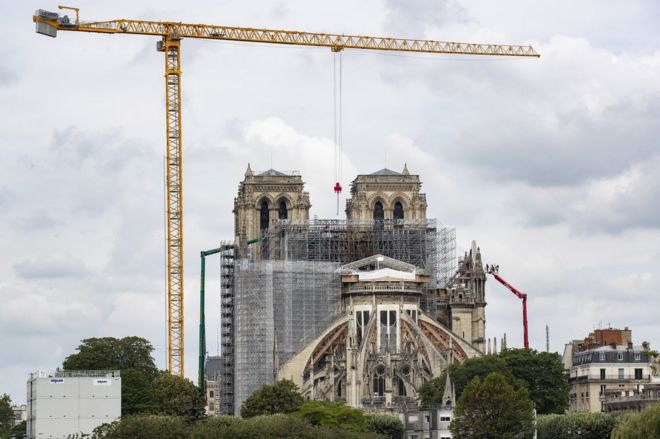 Trabajos en la cima de la Catedral de Notre-Dame, en París, Francia, 08 de junio de 2020