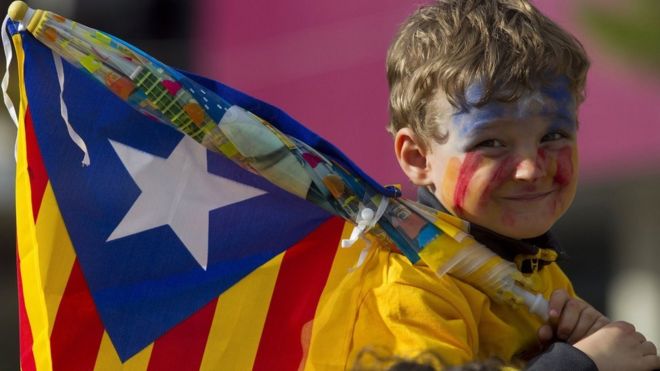 Niño con la bandera de Cataluña