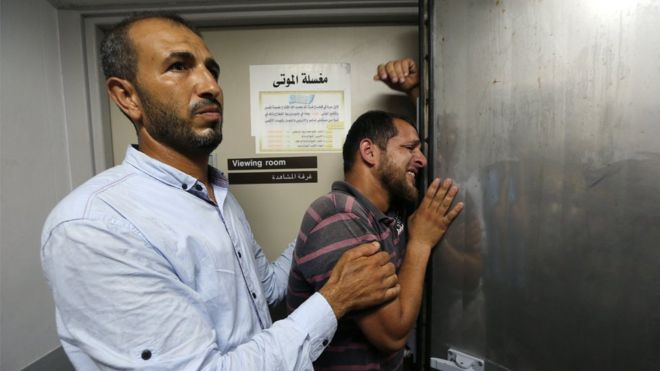 Родственник палестинца, который был убит израильскими войсками к востоку от Хан-Юниса, реагирует в больнице в центральной части сектора Газа 20 июля 2018 года.