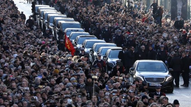 Люди собираются возле церкви Мадлен в Париже на похоронную церемонию покойного французского певца Джонни Холлидея, 9 декабря 2017 года