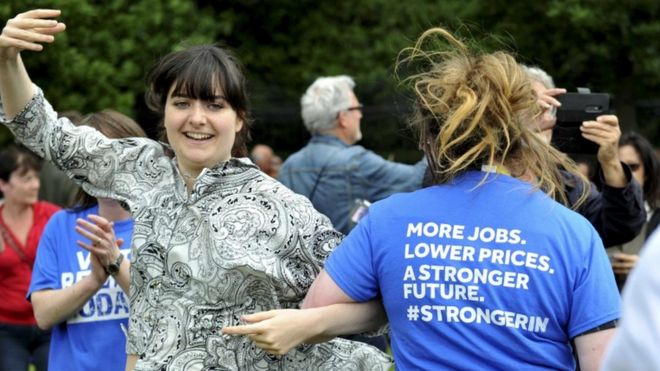 Люди принимают участие в флеш-мобе Ceilidh Dance в демонстрации поддержки кампании по сохранению в Европе перед референдумом ЕС в Эдинбурге