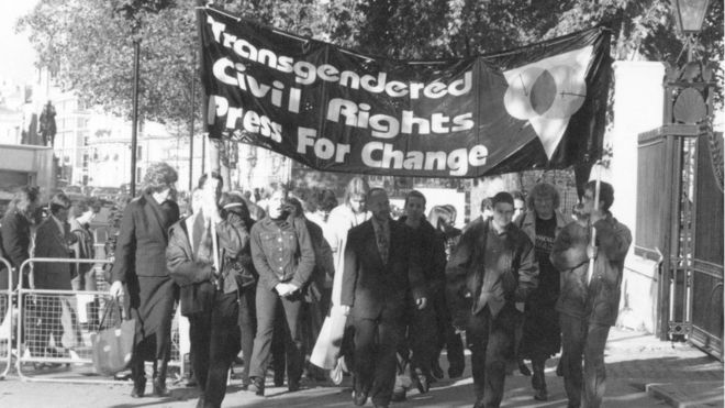 Активисты в 1997 году доставили 10 000 подписей петиции на Даунинг-стрит, чтобы добиваться расширения прав трансгендеров