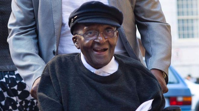 Desmond Tutu akisherehekea siku yake ya kuzaliwa ya 85