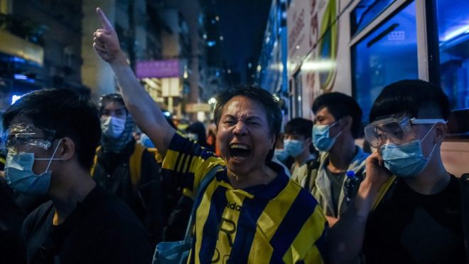 Мужчина кричит во время демократических протестов в Гонконге