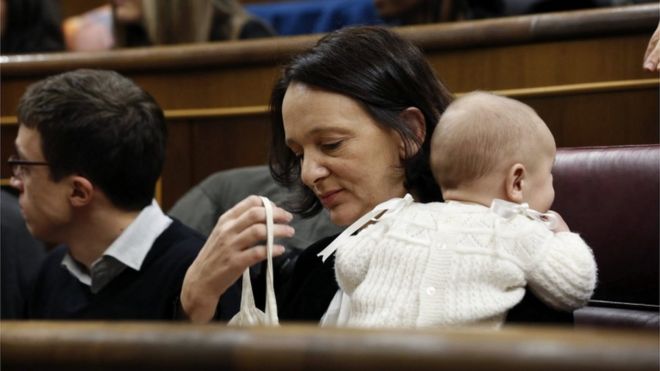 Каролина Бесканса с ребенком в парламенте Испании
