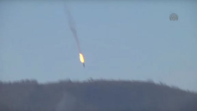 Видеозапись, опубликованная информационным агентством Anadolu, якобы демонстрирующая, как неопознанный военный самолет врезался в горы недалеко от границы Турции с Сирией (24 ноября 2015 года)