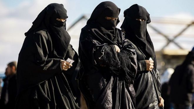 Grupo de mulheres no campo de prisioneiros de al-Hol