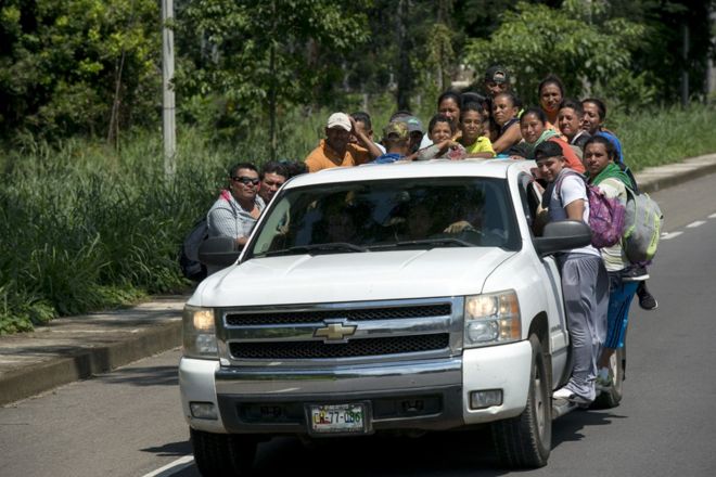 Частные автомобили перевозят мигрантов от границы между Гватемалой и Мексикой до города Тапачула в 40 км