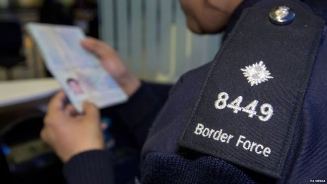 Oficial de fronteras en Reino Unido. +