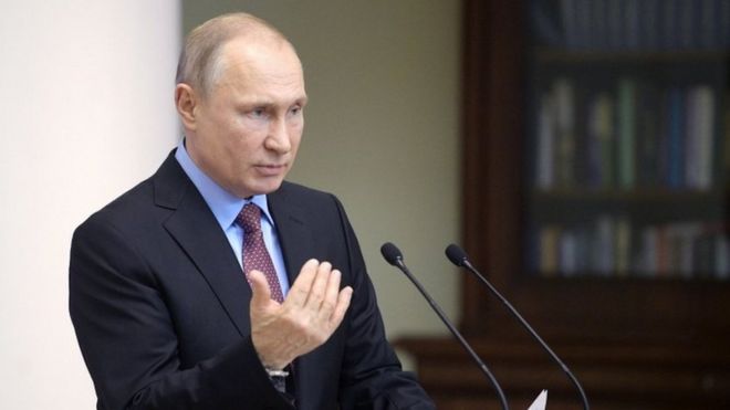 Президент Путин на трибуне произносит речь о своей новой паспортной политике