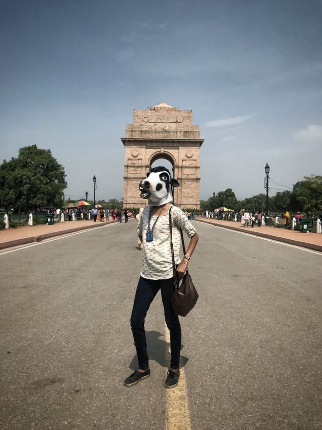Женщина с коровьей маской перед Делийскими воротами