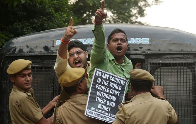 Индийская полиция арестовывает активист Конгресса выкрикивая лозунги против премьер-министра Нарендры Моди во время марша протеста против нынешнего демонетизации, в Калькутте на 1 декабря 2016 г. Активисты протестовали против спорного запрета Индии на банкнотах с высокой добавленной стоимостью, что организаторы оппозиционных партий говорят, имеет вызвал «финансовую чрезвычайную ситуацию».