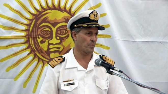 Пресс-секретарь аргентинского флота Энрике Бальби в субботу обращается к СМИ в Буэн-Айресе