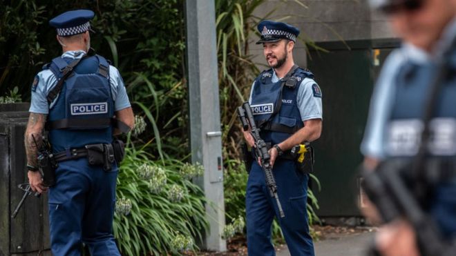 Agentes de policía patrullan la ciudad de Christchurch, en Nueva Zelanda, tras el tiroteo de marzo de 2019.