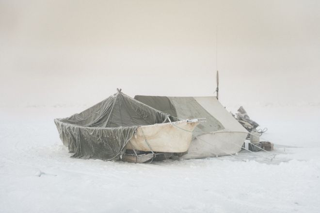 Этот лагерь, построенный за много километров на морском льду, является домом для инупиаков вдали от дома. Несмотря на то, что месяцы проживают в тесных и замерзших кварталах, капитан команды Югу предпочитает это.