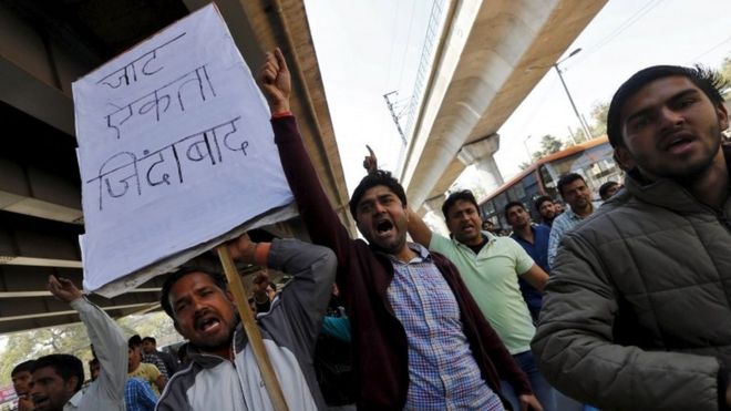 Демонстранты из сообщества Джат выкрикивают лозунги во время акции протеста в Нью-Дели, Индия, 21 февраля 2016 года.