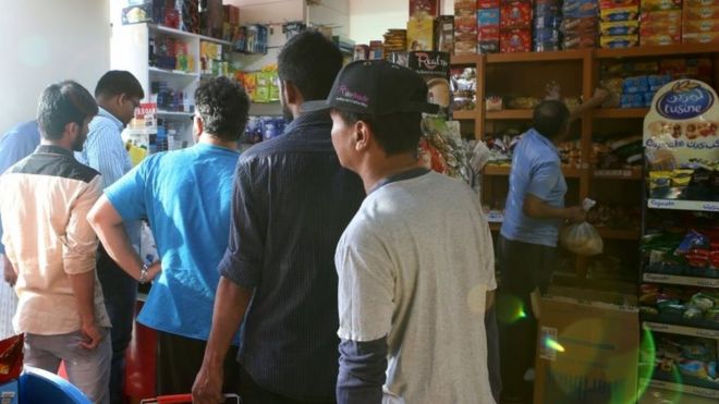 Люди покупают закуски в магазине в Дохе 5 июня 2017 года.