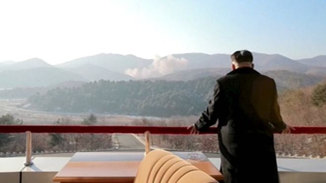 Ким Чен Ын наблюдает за запуском ракеты 7 февраля 2016 года