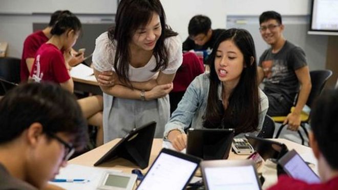 Estudiantes en un salón de clase en Singapur