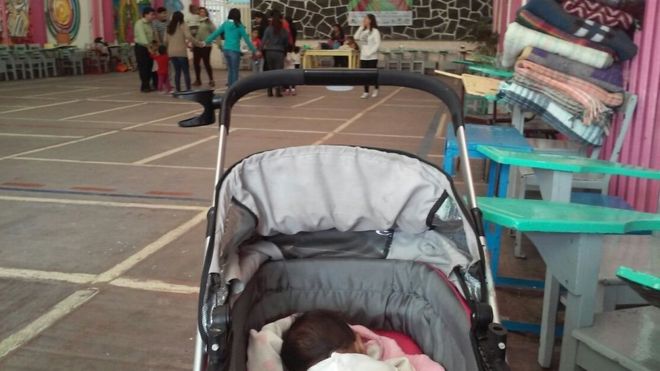 Малышка Элисон в своей коляске в Кафемине в Мехико