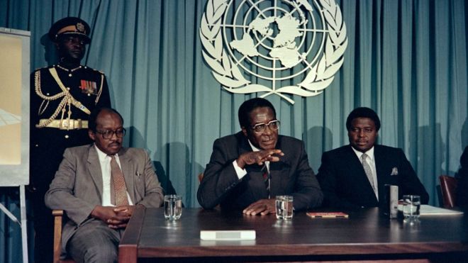 Мугабе говорил в прессе в 1998 году об африканской премии за лидерство, которую он продолжит получать