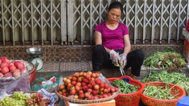 Dịch bệnh khiến hoạt động kinh tế, thương mại quốc tế và nội địa suy giảm, ngưng trệ. Doanh nghiệp phá sản tăng cao, số lượng người thất nghiệp, người nghèo tăng.