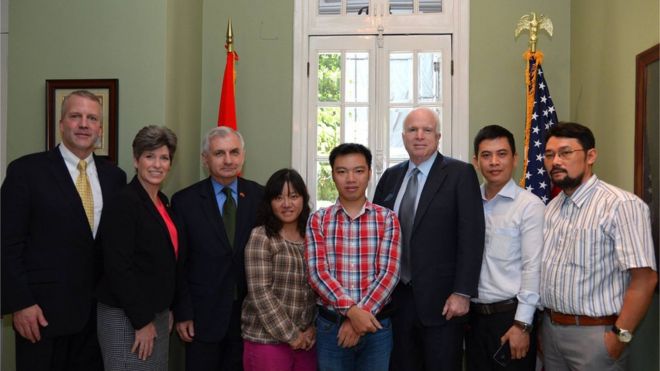 Nhà báo bất đồng chính kiến Phạm Đoan Trang (giữa) trong một lần gặp gỡ các chính khách quốc tế