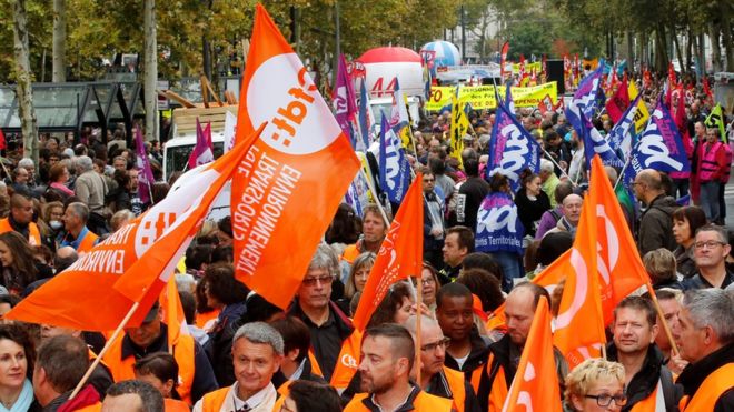 Работники государственного сектора участвуют в демонстрации в рамках общенациональной забастовки против французских трудовых реформ, Нант, 10 октября 2017 года