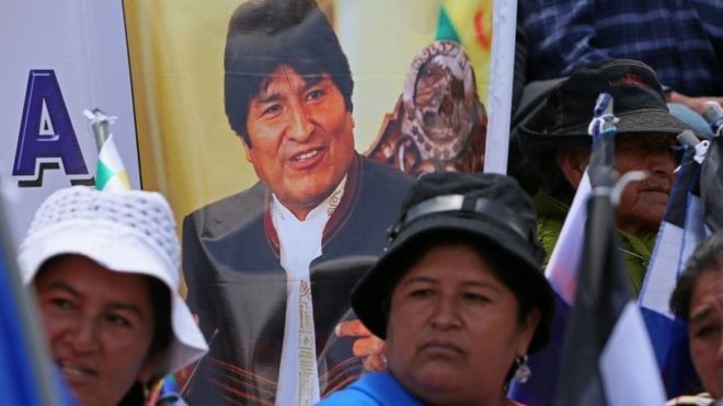 Тысячи сторонников президента Боливии Эво Моралеса маршируют, чтобы поддержать его кандидатуру для переизбрания в 2019 году, в Ла-Пасе, Боливия, 7 ноября 2017 года.
